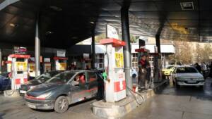 واکنش یک مقام نفتی به صف‌های طولانی پمپ‌بنزین پس از حمله‌ی ایران به اسراییل